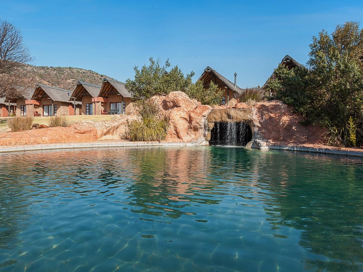 Kloofzicht Lodge & Spa Krugersdorp Exterior photo The swimming pool at the resort