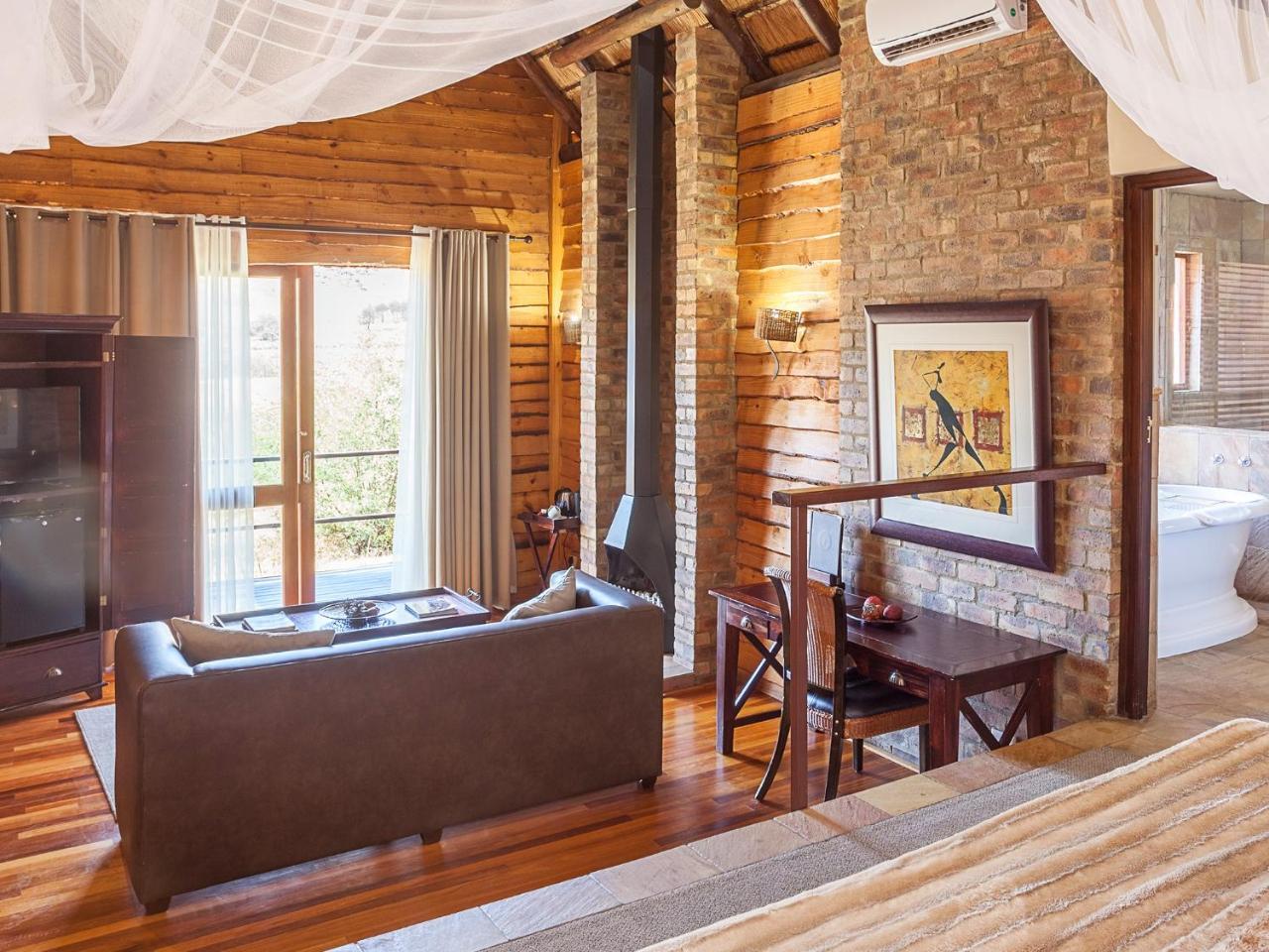 Kloofzicht Lodge & Spa Krugersdorp Exterior photo Interior of a suite at the lodge